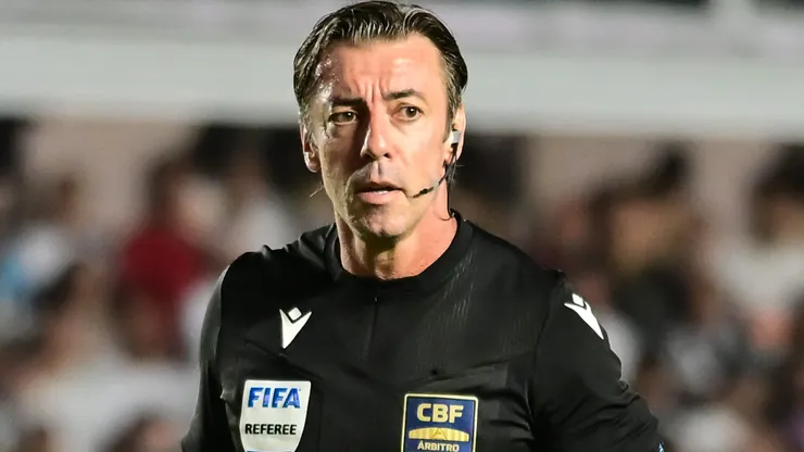 Raphael Claus não assinalou pênalti para o Palmeiras.