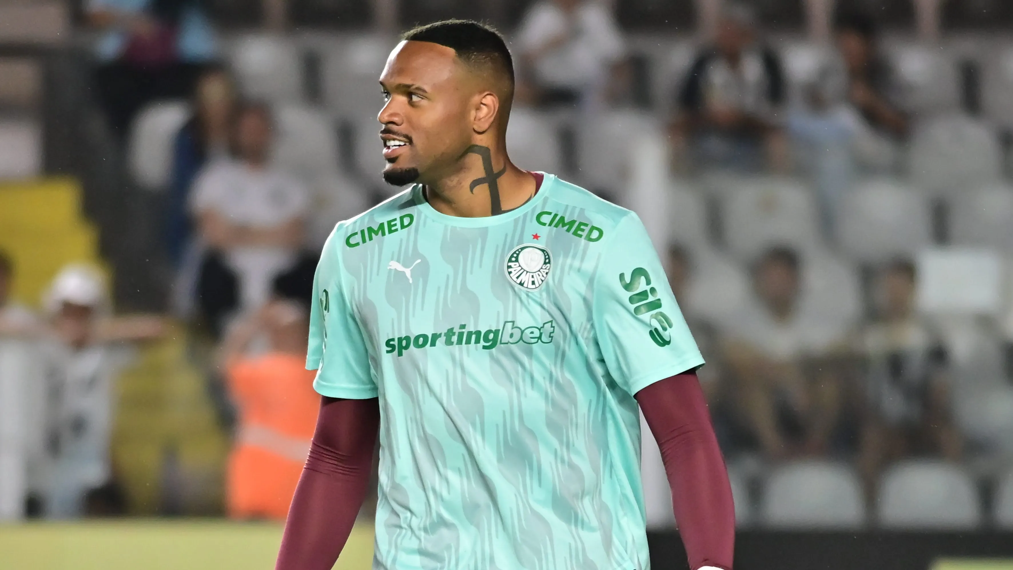 SP – SANTOS – 15/11/2025 – BRASILEIRO A 2025, SANTOS X PALMEIRAS – Carlos Miguel jogador do Palmeiras durante aquecimento antes da partida contra o Santos no estadio Vila Belmiro pelo campeonato Brasileiro A 2025. Foto: Jota Erre/AGIF