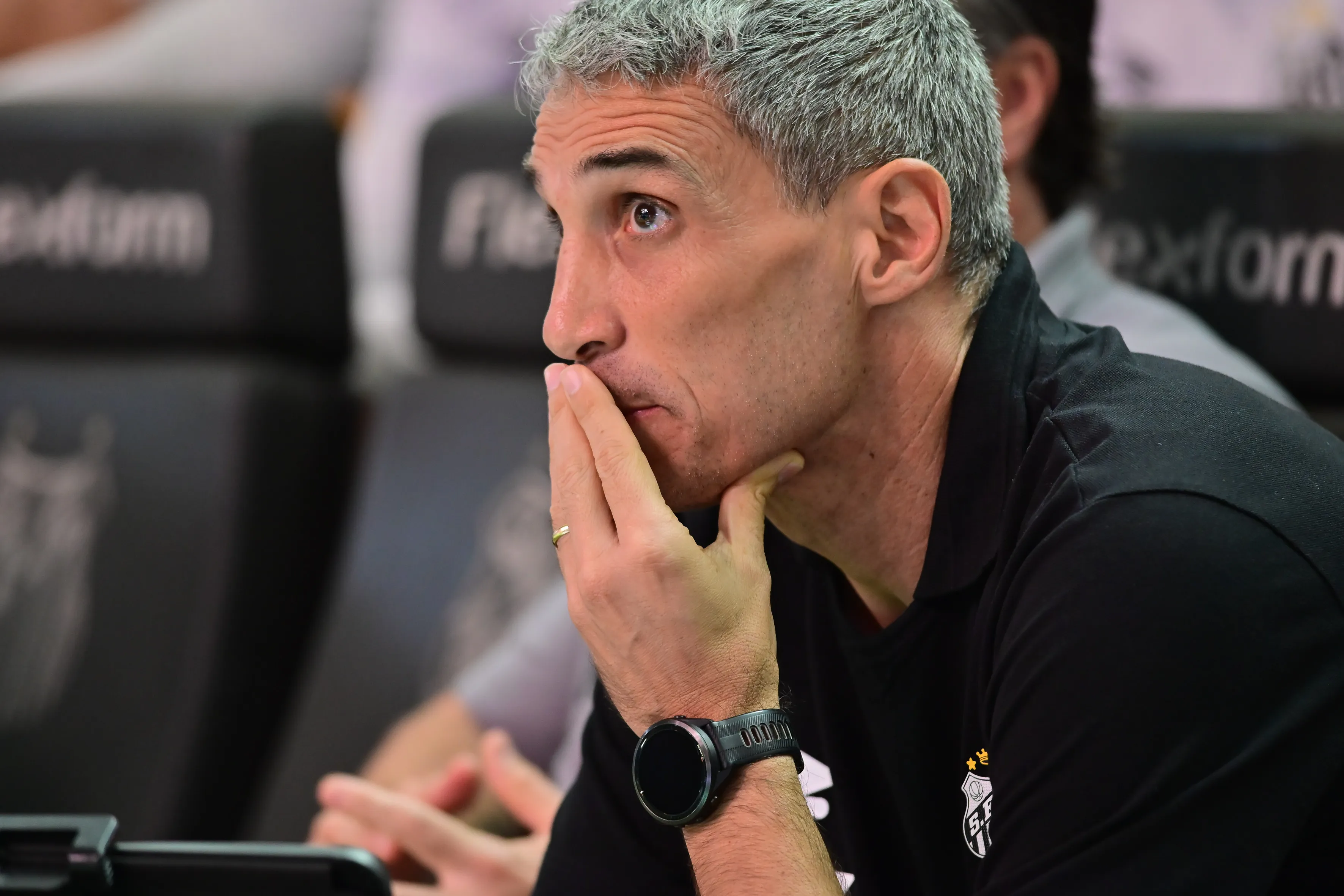 Juan Pablo Vojvoda tecnico do Santos durante partida contra o Palmeiras no estadio Vila Belmiro pelo campeonato Brasileiro A 2025. Foto: Jota Erre/AGIF