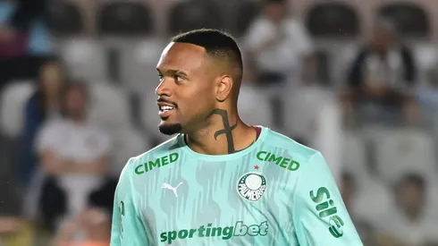 Carlos Miguel durante partida do Verdão na Vila