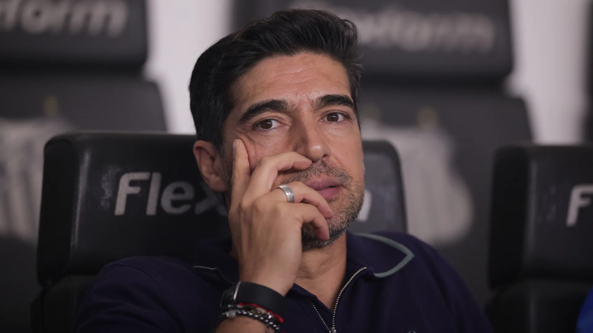 Abel Ferreira durante o clássico na Vila Belmiro – Foto: Ettore Chiereguini/AGIF