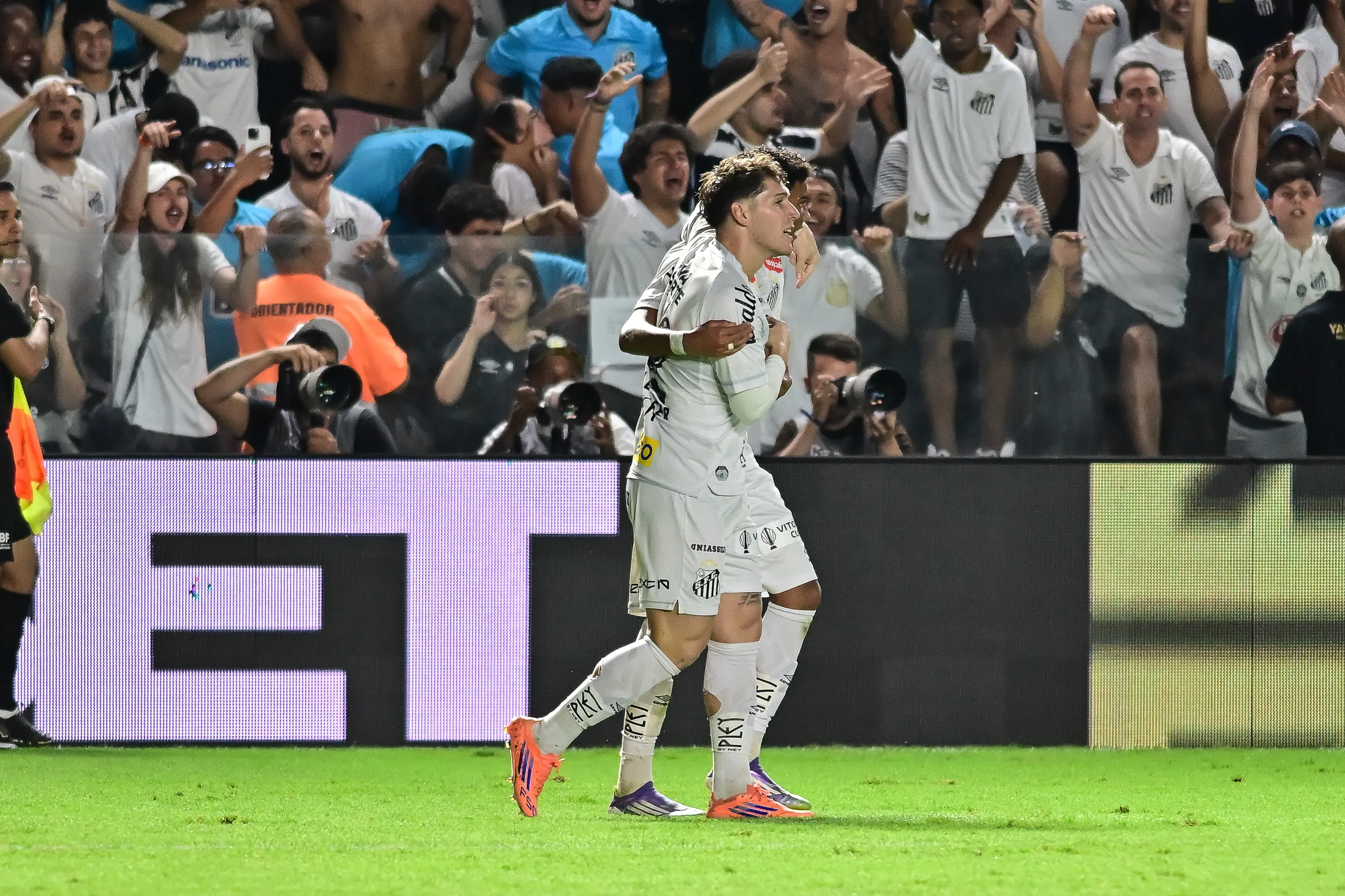 Rollheiser comemora seu gol no clássico. Foto: Jota Erre/AGIF