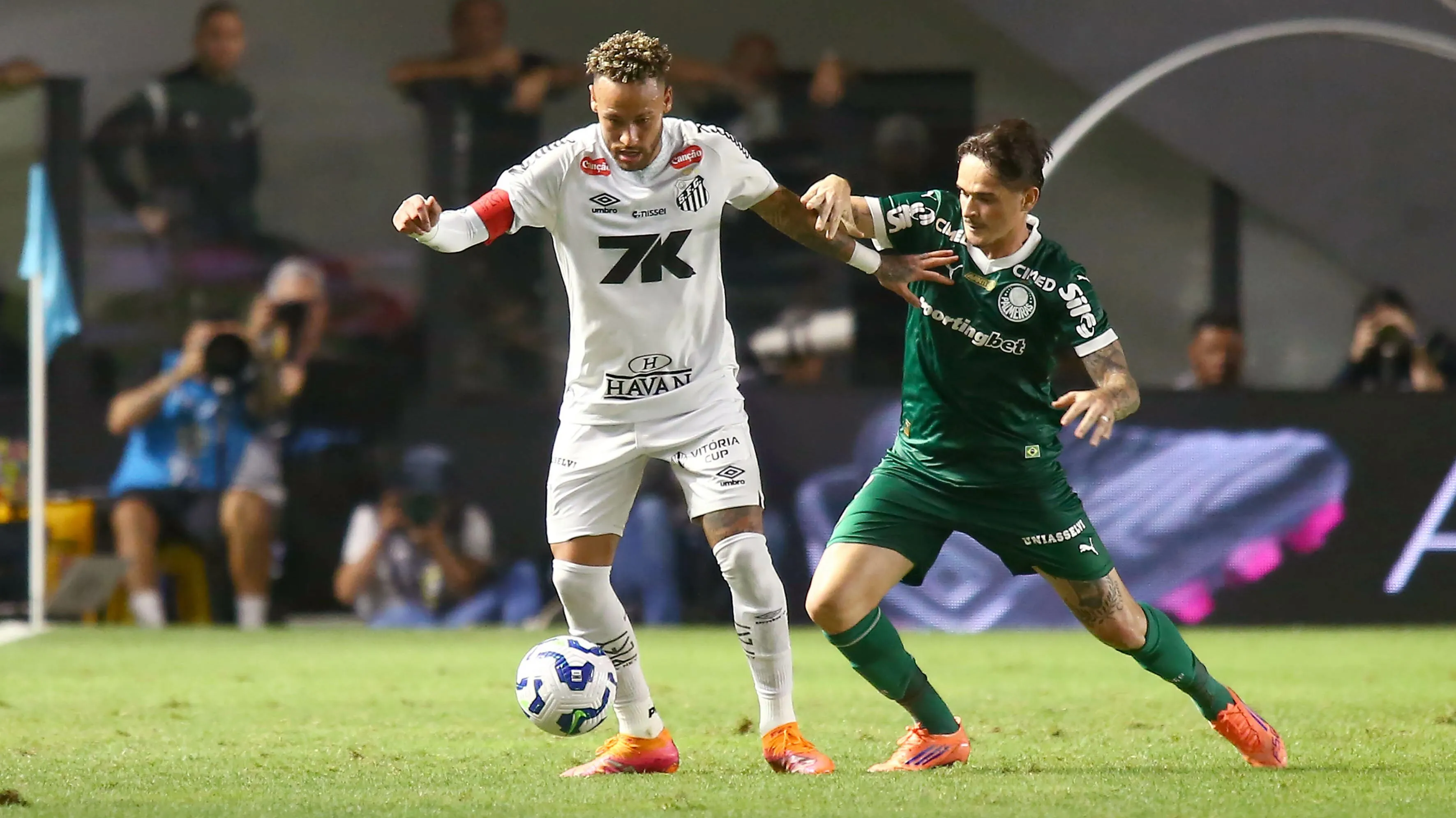 Neymar Jr jogador do Santos disputa lance com Khellven jogador do Palmeiras durante partida no estadio Vila Belmiro pelo campeonato Brasileiro A 2025. Foto: Mauricio De Souza/AGIF