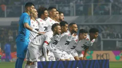 Jogadores do Santos posam para foto antes na partida contra Palmeiras no estadio Vila Belmiro pelo campeonato Brasileiro A 2025. Foto: Mauricio De Souza/AGIF