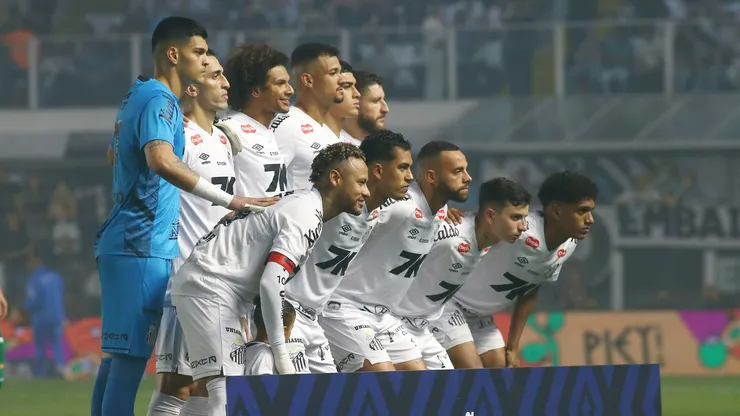 Jogadores do Santos posam para foto antes na partida contra Palmeiras no estadio Vila Belmiro pelo campeonato Brasileiro A 2025. Foto: Mauricio De Souza/AGIF