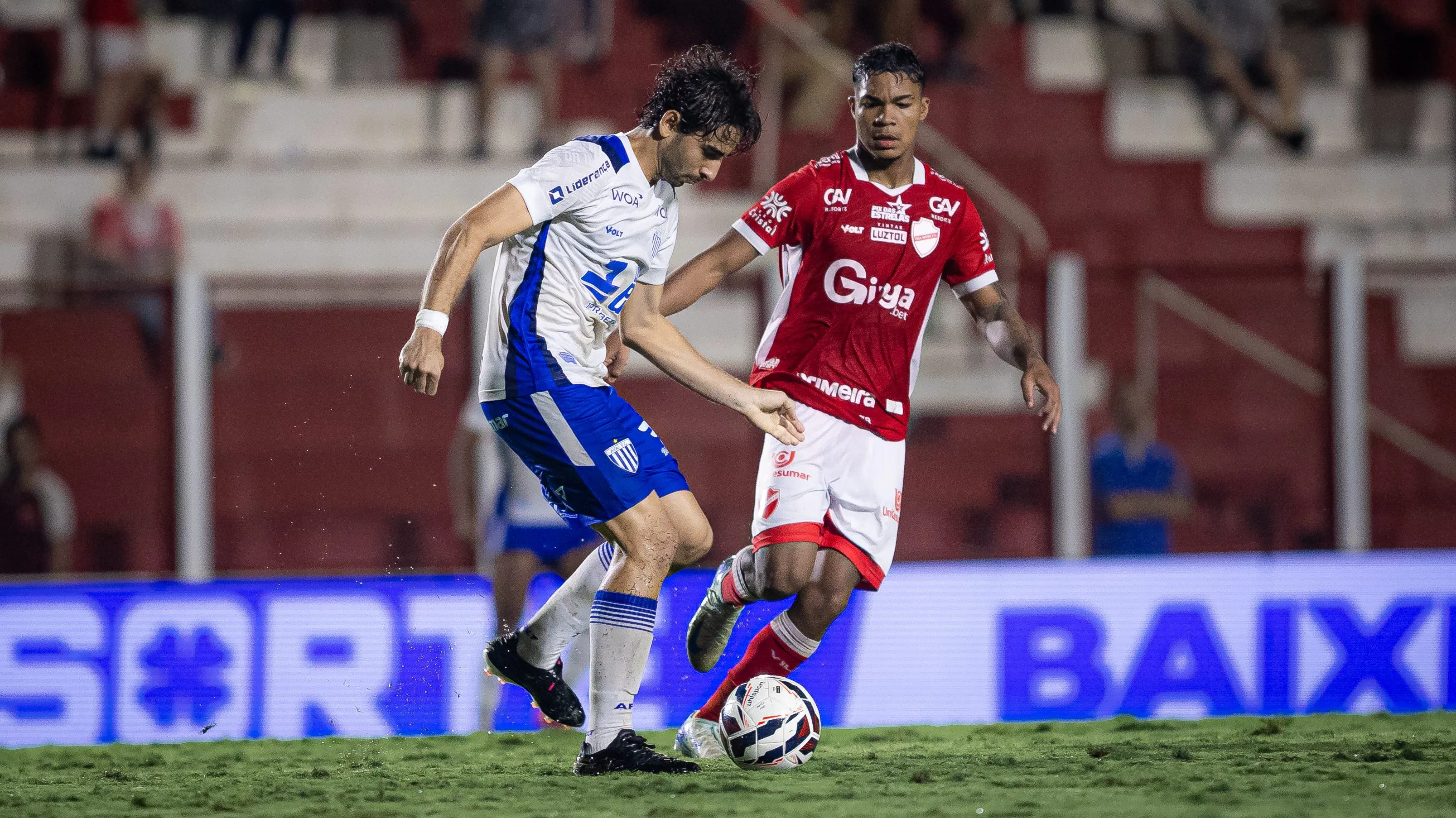 JP jogador do Avai durante partida contra o Vila Nova-GO no estadio Onesio Brasileiro Alvarenga pelo campeonato Brasileiro B 2025. Foto: Isabela Azine/AGIF