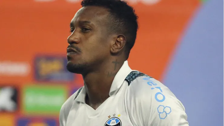Renovação de Edenílson com o Grêmio virou uma novela.