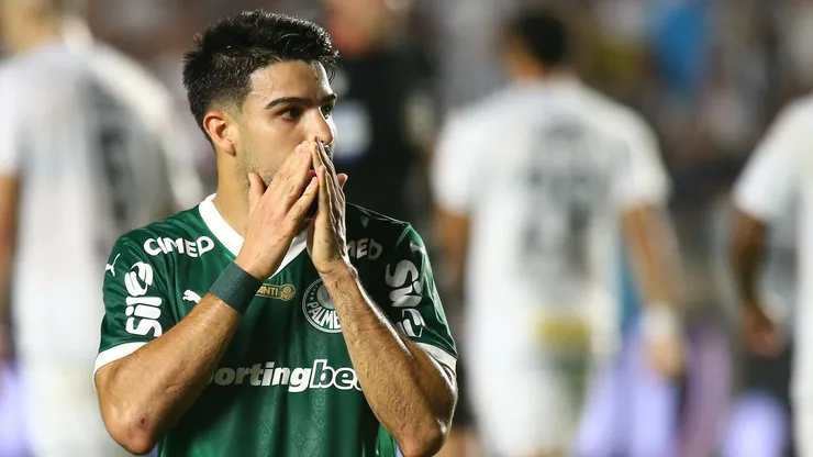 SP - SANTOS - 15/11/2025 - BRASILEIRO A 2025, SANTOS X PALMEIRAS - Flaco Lopez jogador do Palmeiras lamenta durante partida contra o Santos no estadio Vila Belmiro pelo campeonato Brasileiro A 2025. Foto: Mauricio De Souza/AGIF