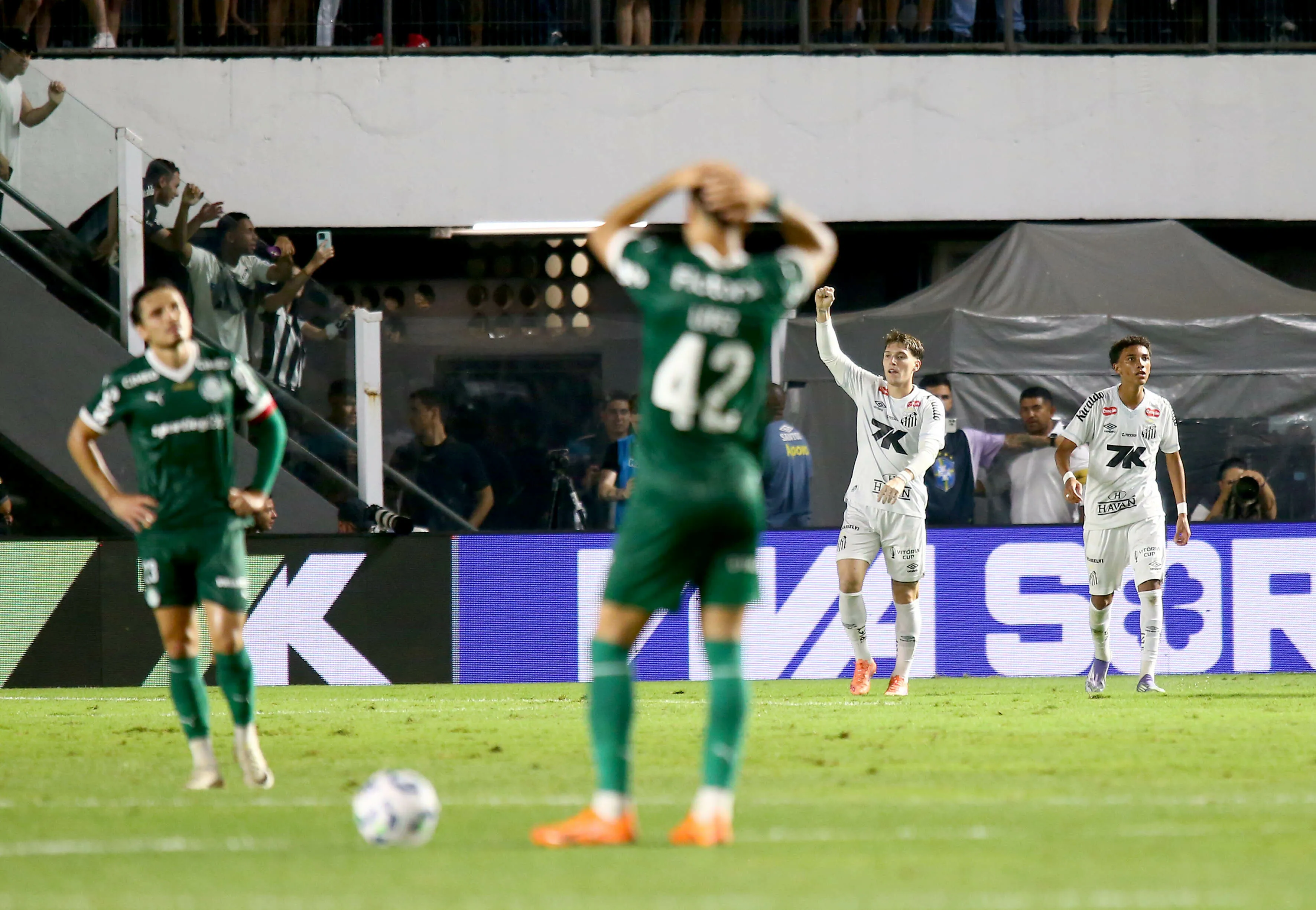 SP – SANTOS – 15/11/2025 – BRASILEIRO A 2025, SANTOS X PALMEIRAS – jogador do Santos comemora seu gol durante partida contra o Palmeiras no estadio Vila Belmiro pelo campeonato Brasileiro A 2025. Foto: Mauricio De Souza/AGIF