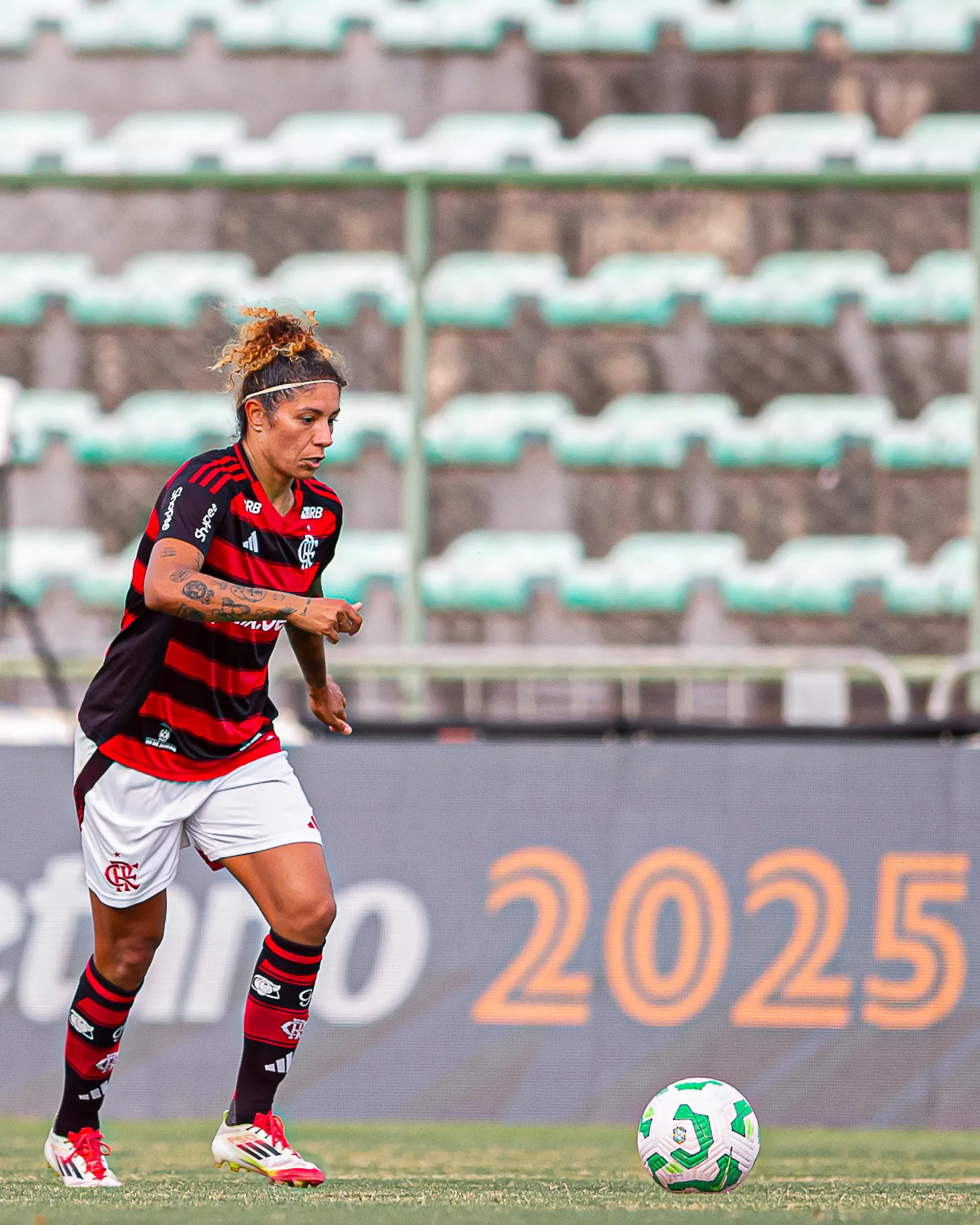 Cristiane com a camisa do Flamengo. Foto: Paula Reis/Flamengo