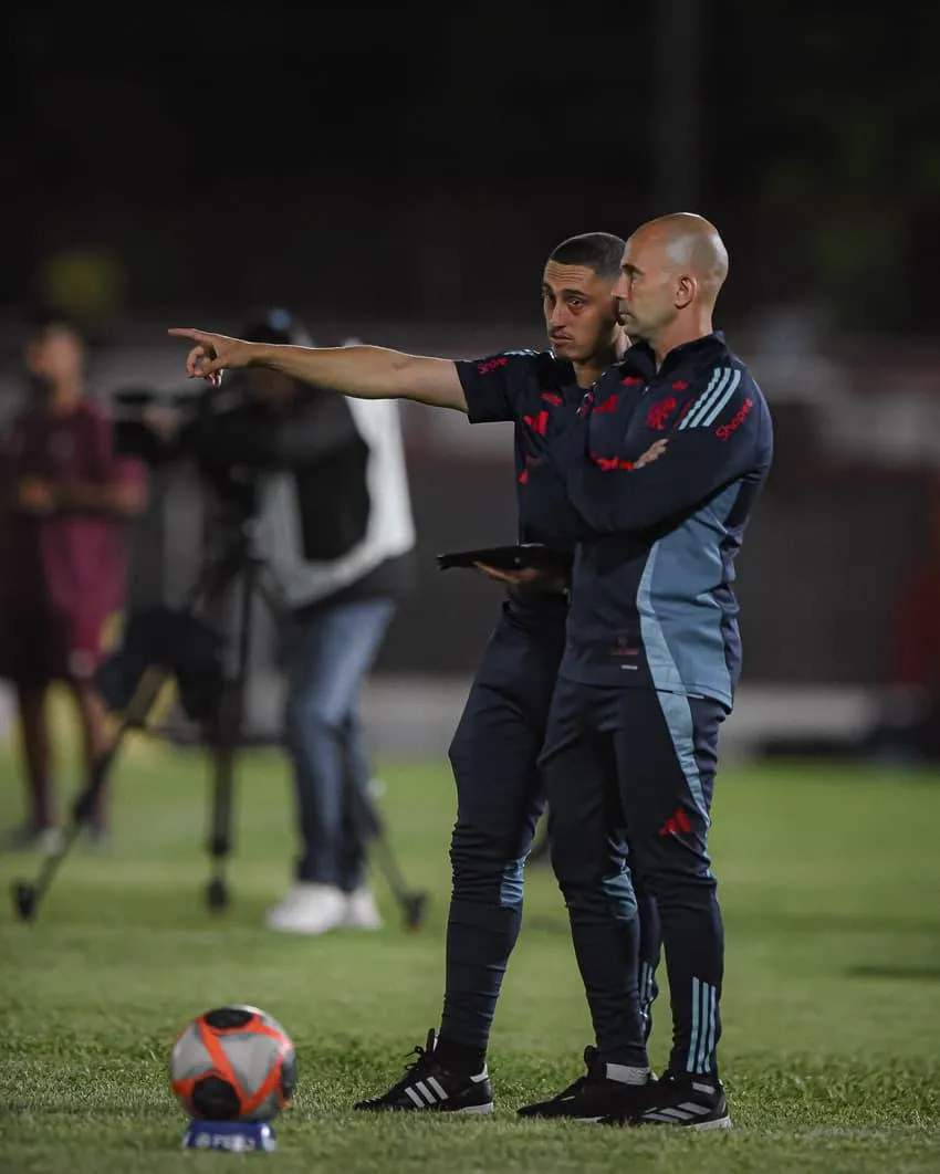 Celso Silva e seu auxiliar técnico. Foto: Paula Reis/CRF