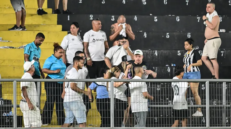 Torcida sofre efeitos de gás após partida entre Santos e Palmeiras - Foto: Jota Erre/AGIF