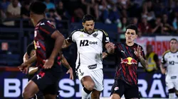 Galo erra muito na defesa, perde para o Bragantino e vê responsabilidade aumentar na Sul-Americana.