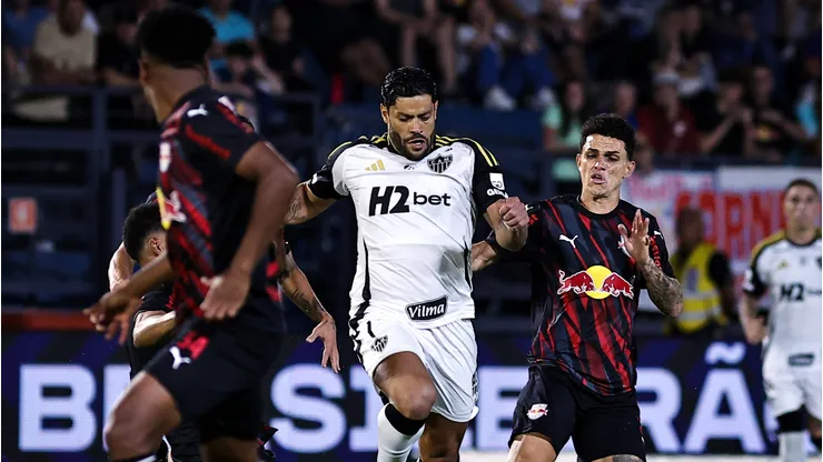 Galo erra muito na defesa, perde para o Bragantino e vê responsabilidade aumentar na Sul-Americana.