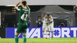 SP - SANTOS - 15/11/2025 - BRASILEIRO A 2025, SANTOS X PALMEIRAS - Benjamin Rollheiser jogador do Santos comemora seu gol com Robinho JR jogador da sua equipe durante partida contra o Palmeiras no estadio Vila Belmiro pelo campeonato Brasileiro A 2025. Foto: Mauricio De Souza/AGIF