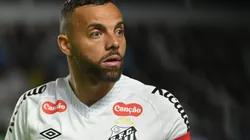 Guilherme, jogador do Santos, durante partida contra o Corinthians no estadio Vila Belmiro pelo campeonato Brasileiro A 2025. Foto: Jota Erre/AGIF