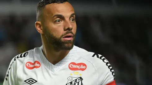 Guilherme, jogador do Santos, durante partida contra o Corinthians no estadio Vila Belmiro pelo campeonato Brasileiro A 2025. Foto: Jota Erre/AGIF