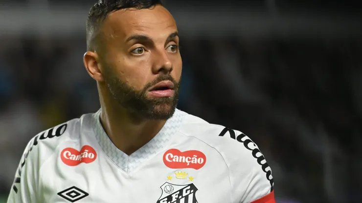 Guilherme, jogador do Santos, durante partida contra o Corinthians no estadio Vila Belmiro pelo campeonato Brasileiro A 2025. Foto: Jota Erre/AGIF