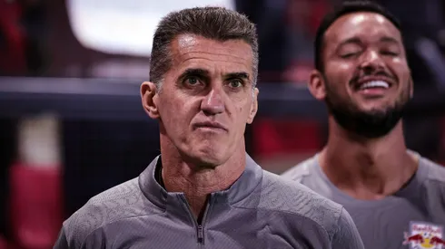 Vagner Mancini, técnico do Bragantino, durante partida contra o Atletico-MG no estadio Cicero De Souza Marques pelo campeonato Brasileiro A 2025. Foto: Fabio Giannelli/AGIF