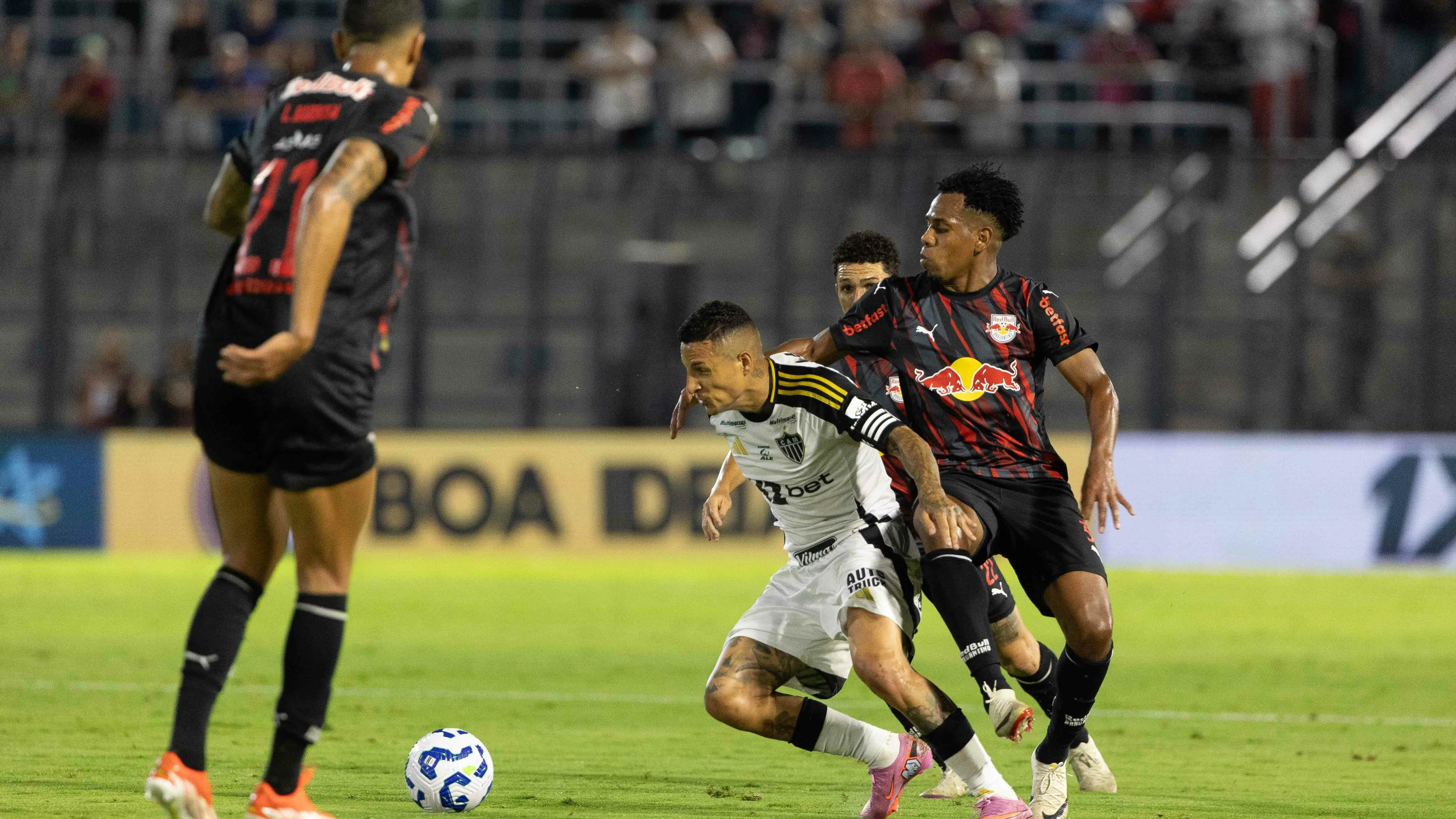 Arana em ação contra o Red Bull Bragantino  – Foto: Joisel Amaral/AGIF