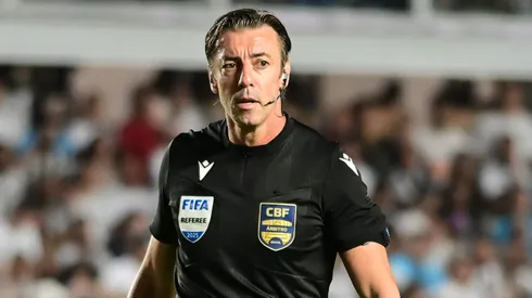 SP - SANTOS - 15/11/2025 - BRASILEIRO A 2025, SANTOS X PALMEIRAS - O arbitro Raphael Claus durante partida entre Santos e Palmeiras no estadio Vila Belmiro pelo campeonato Brasileiro A 2025. Foto: Jota Erre/AGIF
