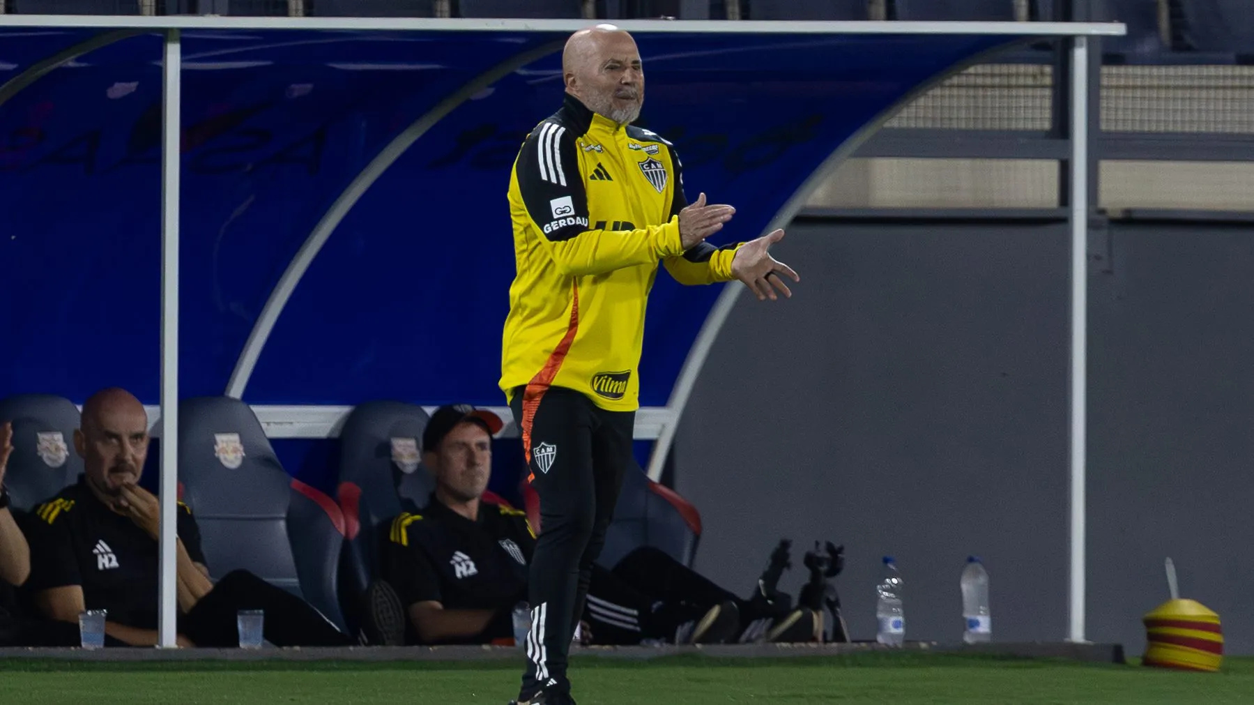 SP – BRAGANCA PAULISTA – 16/11/2025 – BRASILEIRO A 2025, BRAGANTINO X ATLETICO-MG – Jorge Sampaoli tecnico do Atletico-MG durante partida contra o Bragantino no estadio Cicero De Souza Marques pelo campeonato Brasileiro A 2025. Foto: Joisel Amaral/AGIF