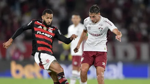 RJ - RIO DE JANEIRO - 20/07/2025 - BRASILEIRO A 2025, FLAMENGO X FLUMINENSE - Juninho jogador do Flamengo disputa lance com Bernal jogador do Fluminense durante partida no estadio Maracana pelo campeonato Brasileiro A 2025.