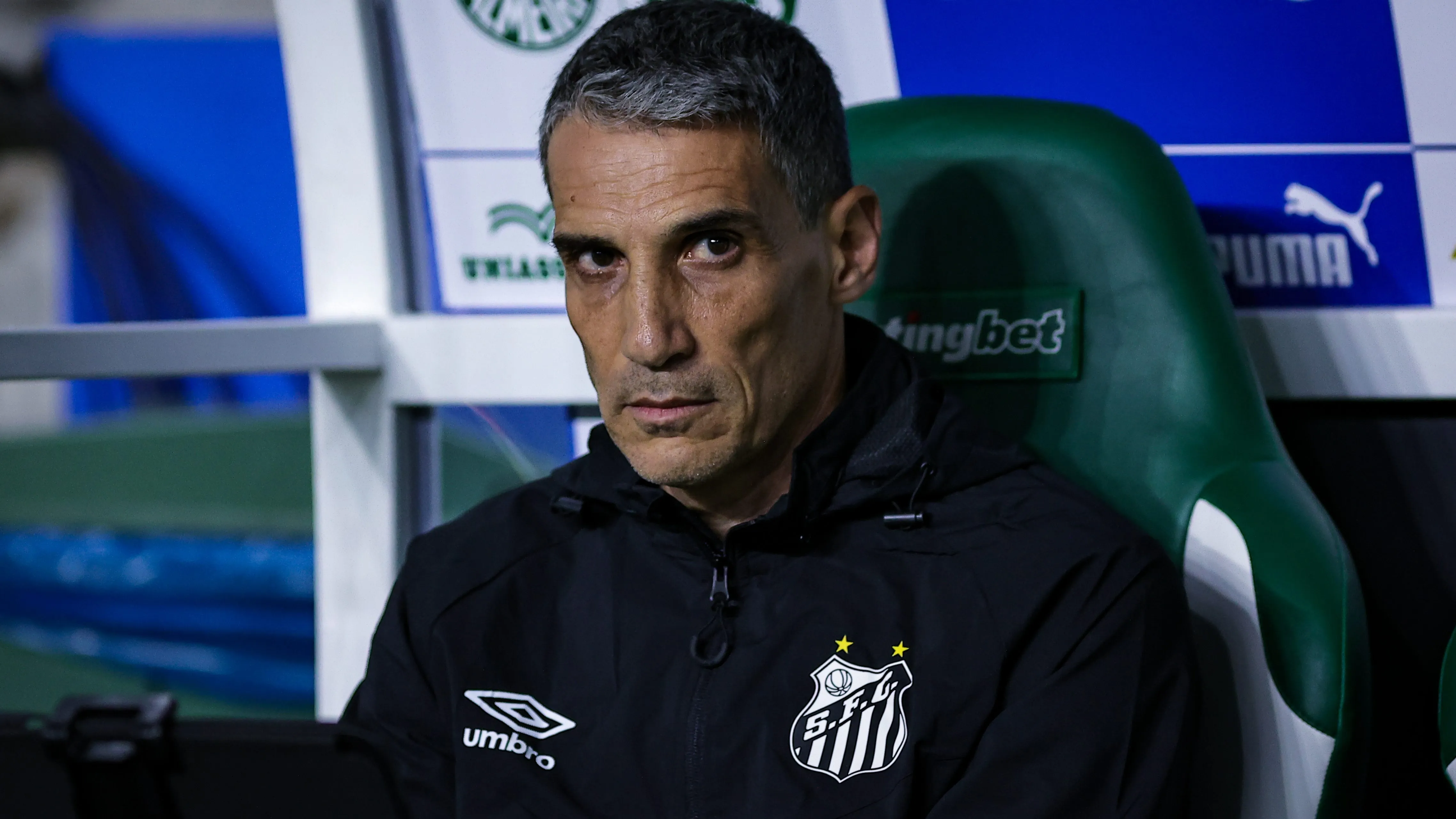 SP – SAO PAULO – 06/11/2025 – BRASILEIRO A 2025, PALMEIRAS X SANTOS – Juan Pablo Vojvoda tecnico do Santos durante partida contra o Palmeiras no estadio Arena Allianz Parque pelo campeonato Brasileiro A 2025.    Foto: Fabio Giannelli/AGIF