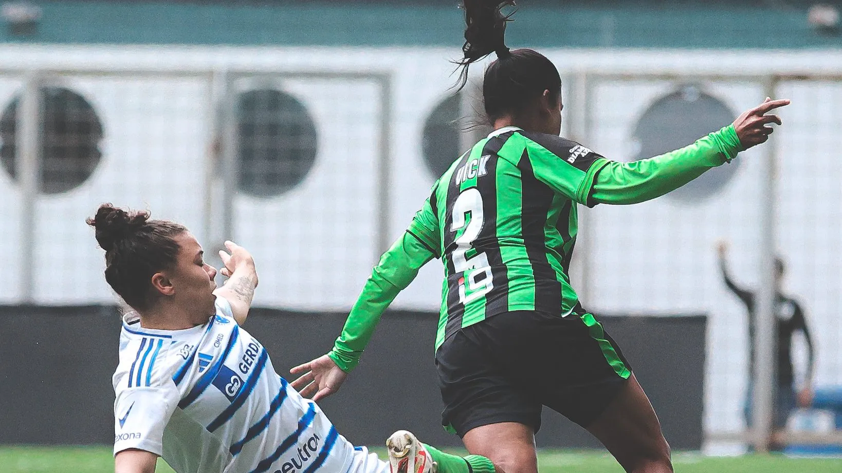 América e Cruzeiro jogadoras em campo