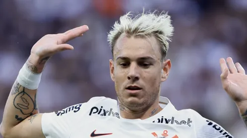 Róger Guedes em ação com a camisa do Corinthians.