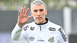 Treinador segue fazendo testes - Foto: Jota Erre/AGIF.