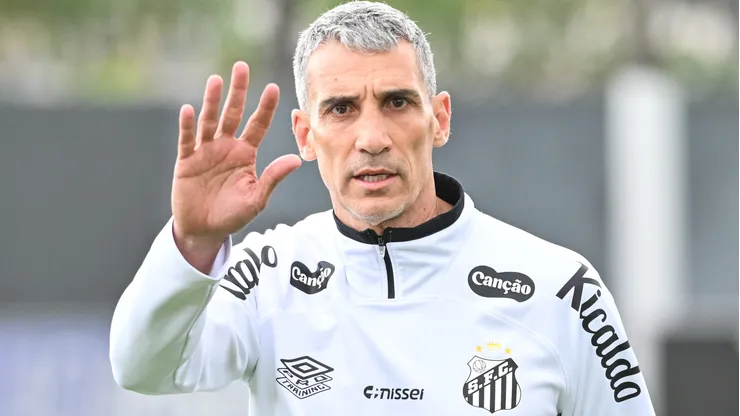 Treinador segue fazendo testes - Foto: Jota Erre/AGIF.