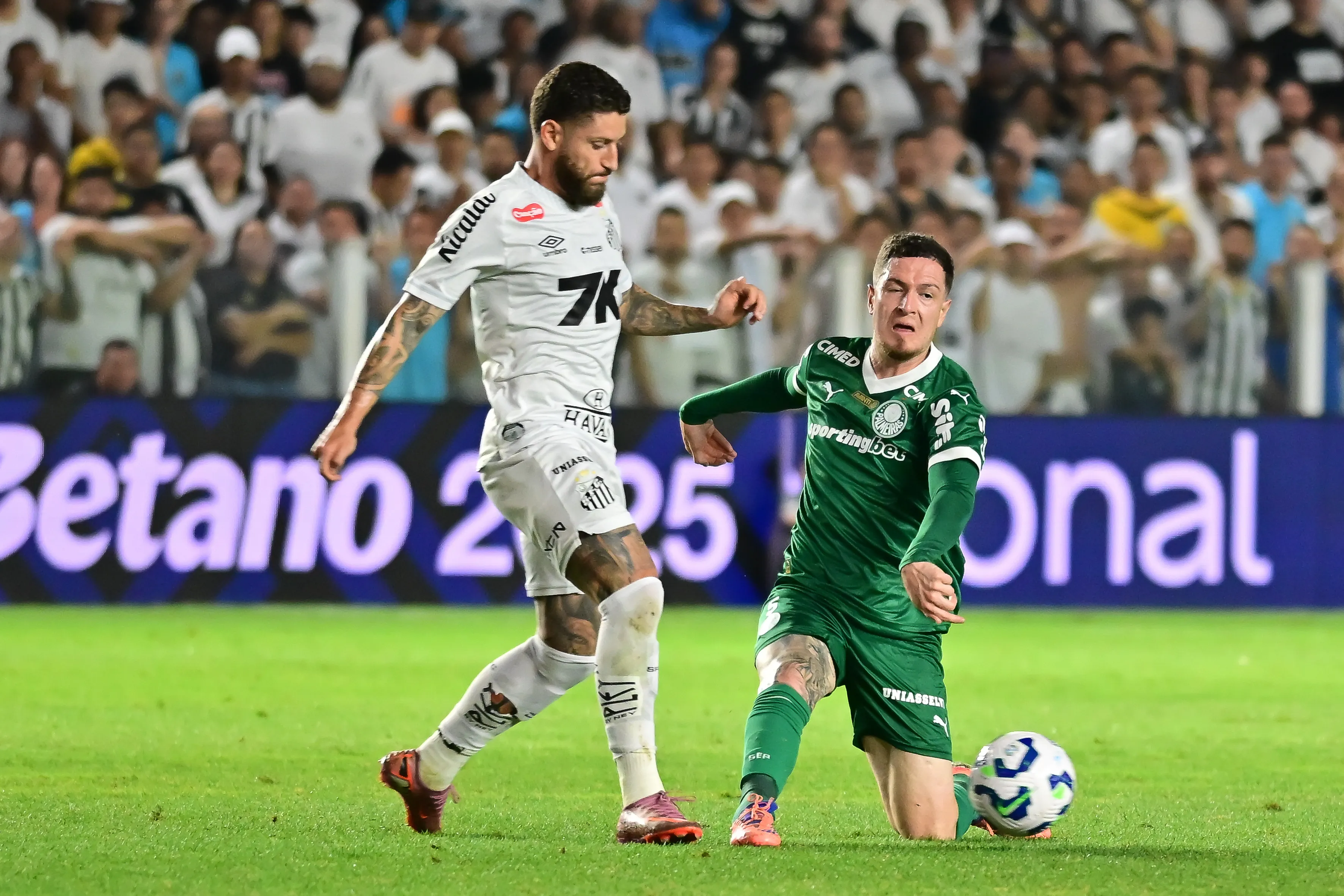 Aníbal em ação no clássico diante do Santos. Foto: Jota Erre/AGIF