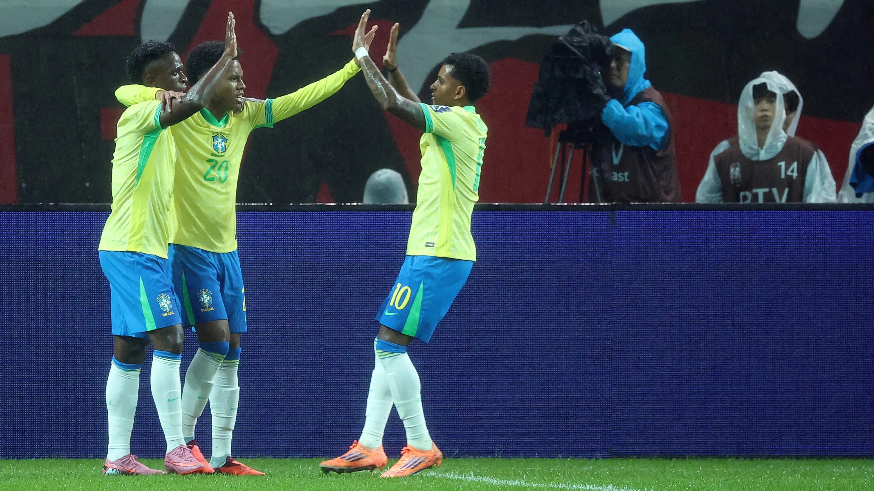 Jogadores da Seleção comemorando gol contra a Coreia do Sul. (Photo by Chung Sung-Jun/Getty Images)