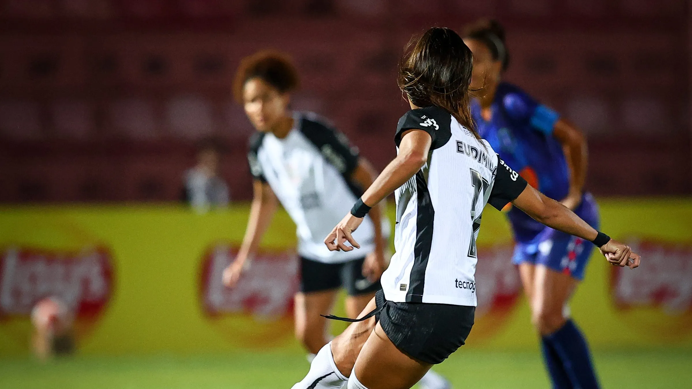 Jogadora do time feminino do Corinthians em campo