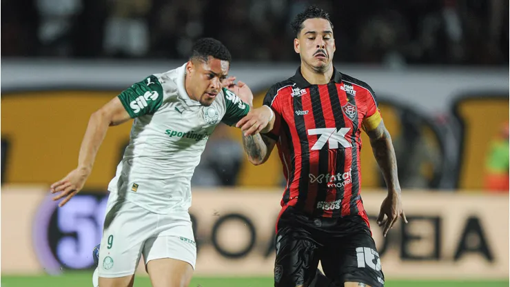 Lucas Halter jogador do Vitoria disputa lance com Vitor Roque jogador do Palmeiras durante partida no estadio Barradao pelo campeonato Brasileiro A 2025. Foto: Jhony Pinho/AGIF