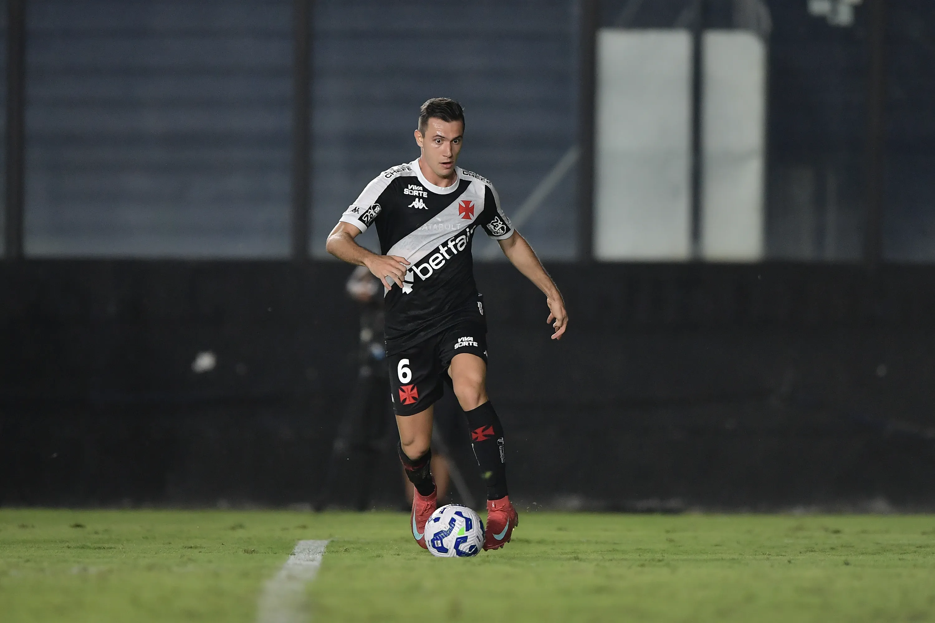 Lucas Piton jogador do Vasco durante partida contra o Operario no estadio Sao Januario pelo campeonato Copa Do Brasil 2025. Foto: Thiago Ribeiro/AGIF
