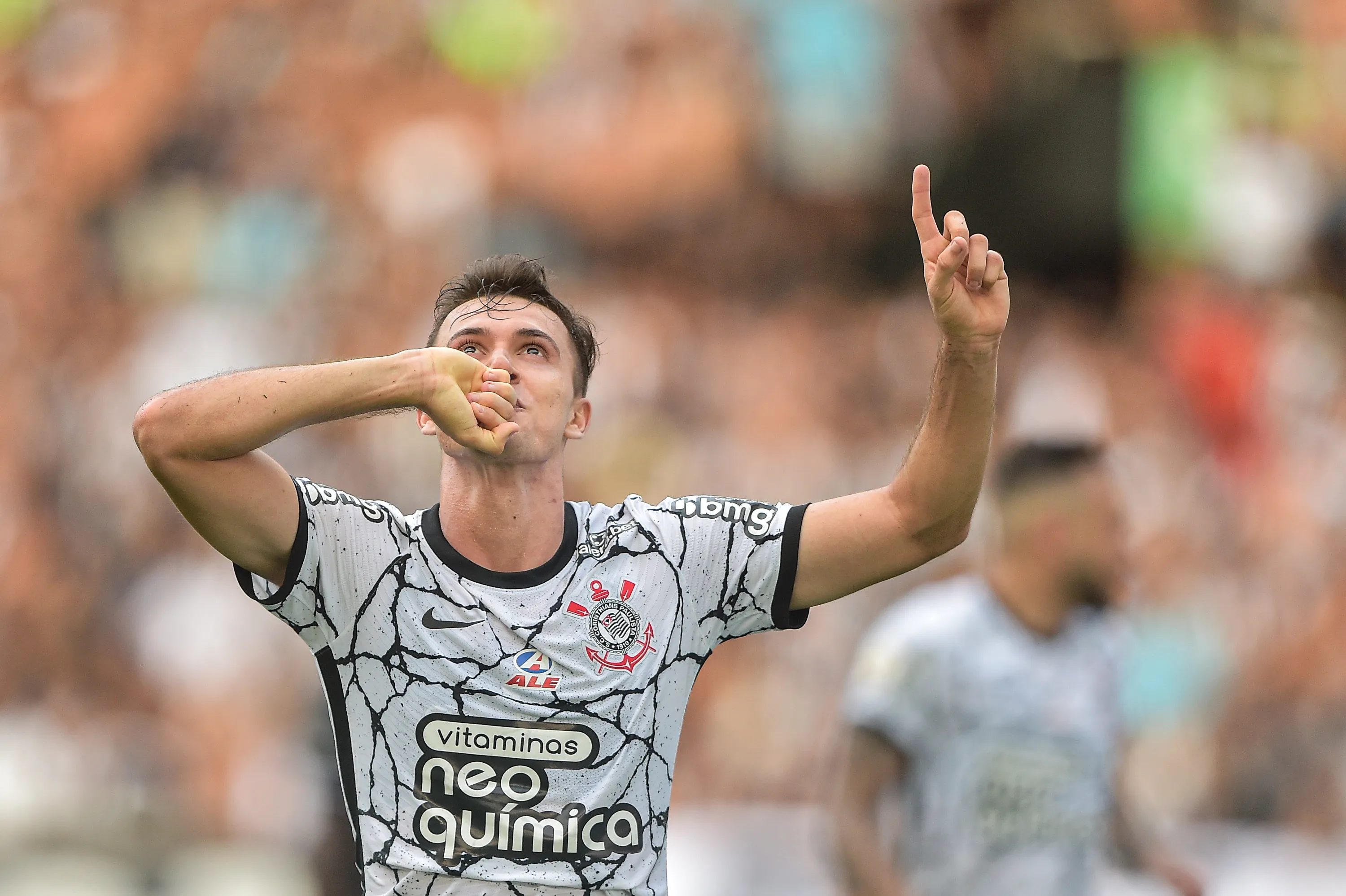 Lucas Piton jogador do Corinthians comemora seu gol durante partida contra o Botafogo no estadio Engenhao pelo campeonato Brasileiro A 2022. Foto: Thiago Ribeiro/AGIF