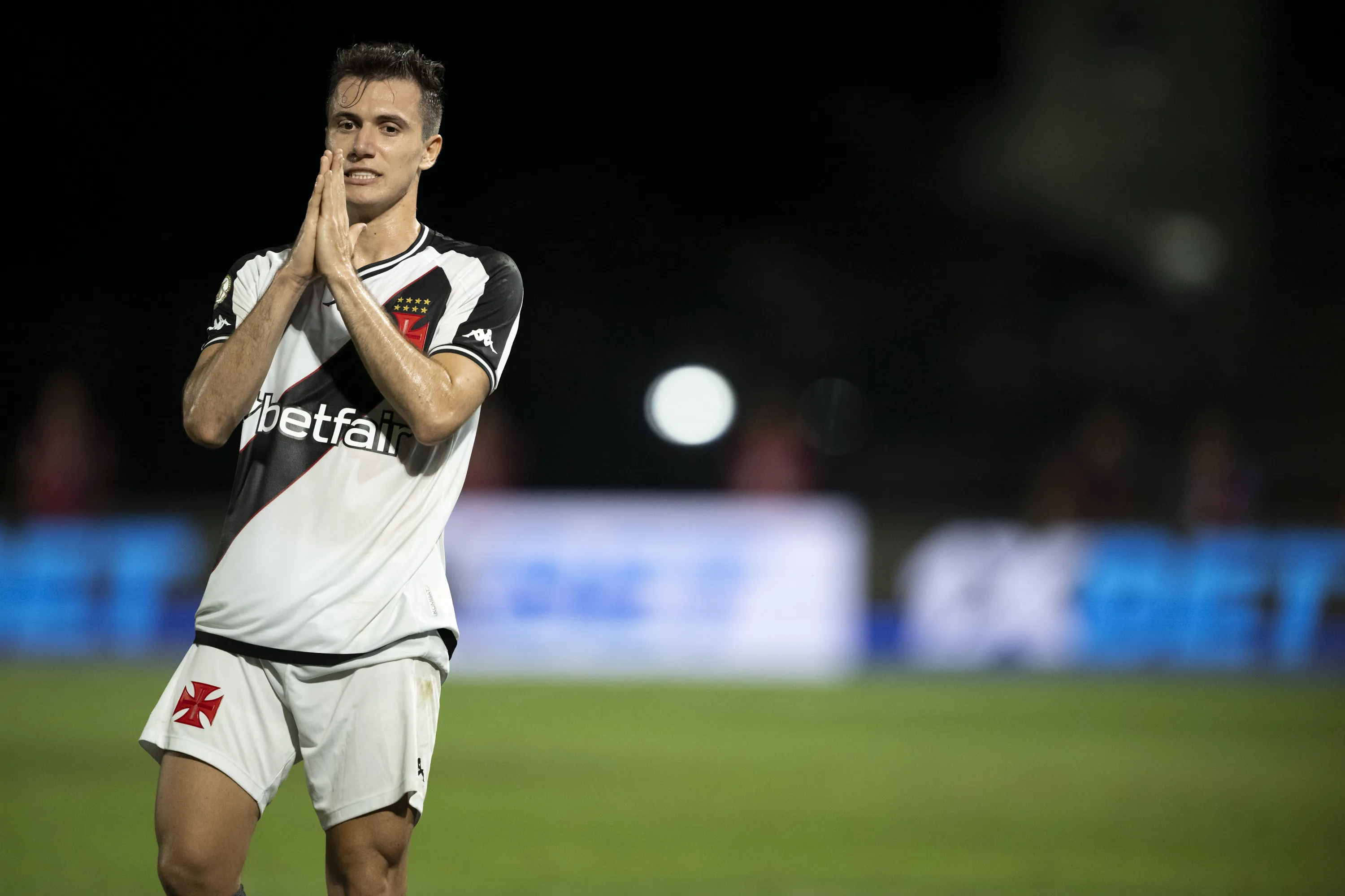 Lucas Piton jogador do Vasco lamenta durante partida contra o Botafogo no estadio Sao Januario pelo campeonato Brasileiro A 2024. Foto: Jorge Rodrigues/AGIF