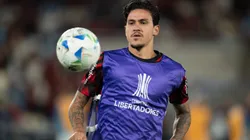 RJ - RIO DE JANEIRO - 22/10/2025 - COPA LIBERTADORES 2025, FLAMENGO X RACING - Pedro jogador do Flamengo durante aquecimento antes da partida contra o Racing no estadio Maracana pelo campeonato Copa Libertadores 2025. Foto: Jorge Rodrigues/AGIF