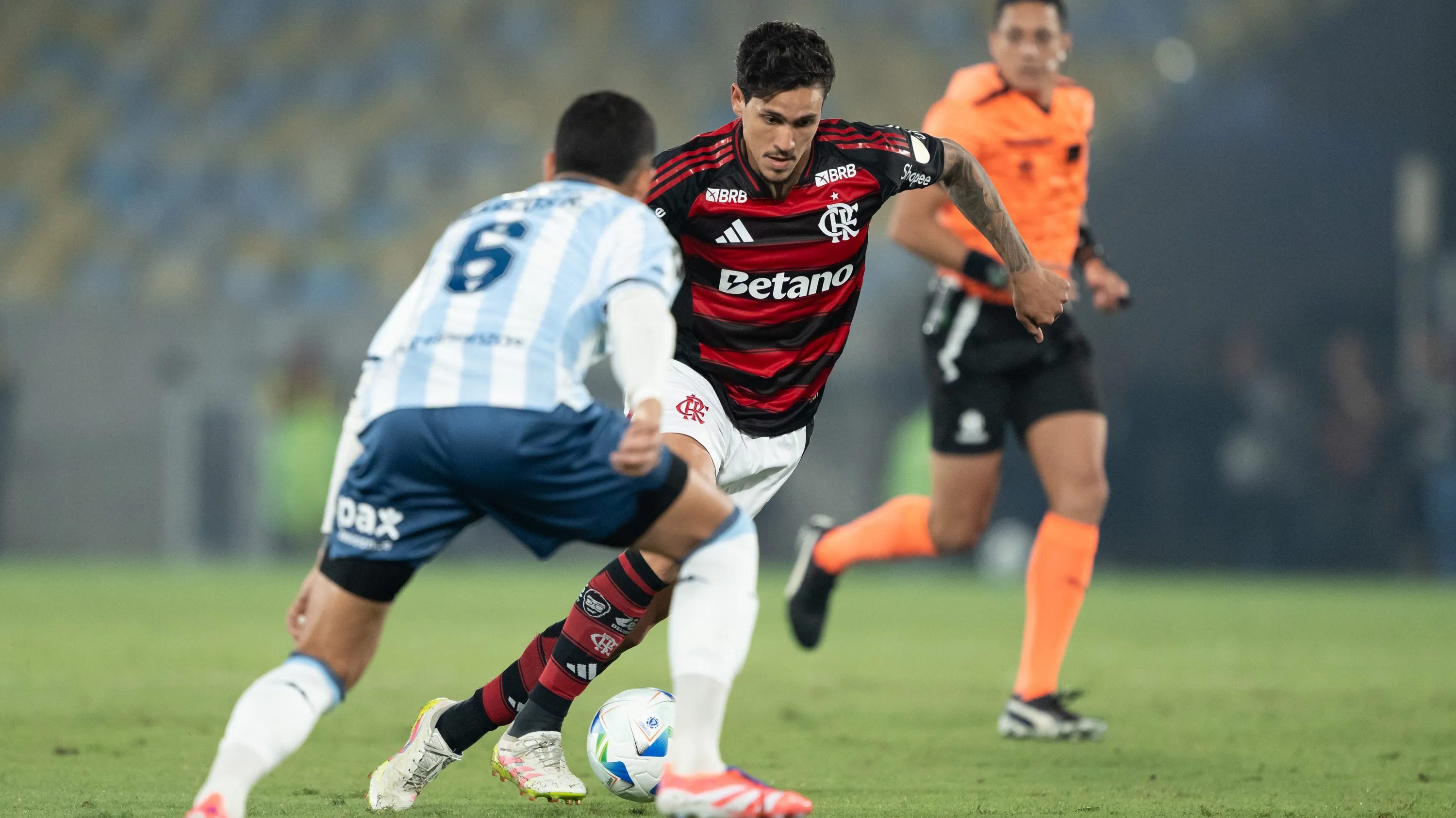 RJ – RIO DE JANEIRO – 22/10/2025 – COPA LIBERTADORES 2025, FLAMENGO X RACING – Pedro jogador do Flamengo durante partida contra o Racing no estadio Maracana pelo campeonato Copa Libertadores 2025. Foto: Jorge Rodrigues/AGIF