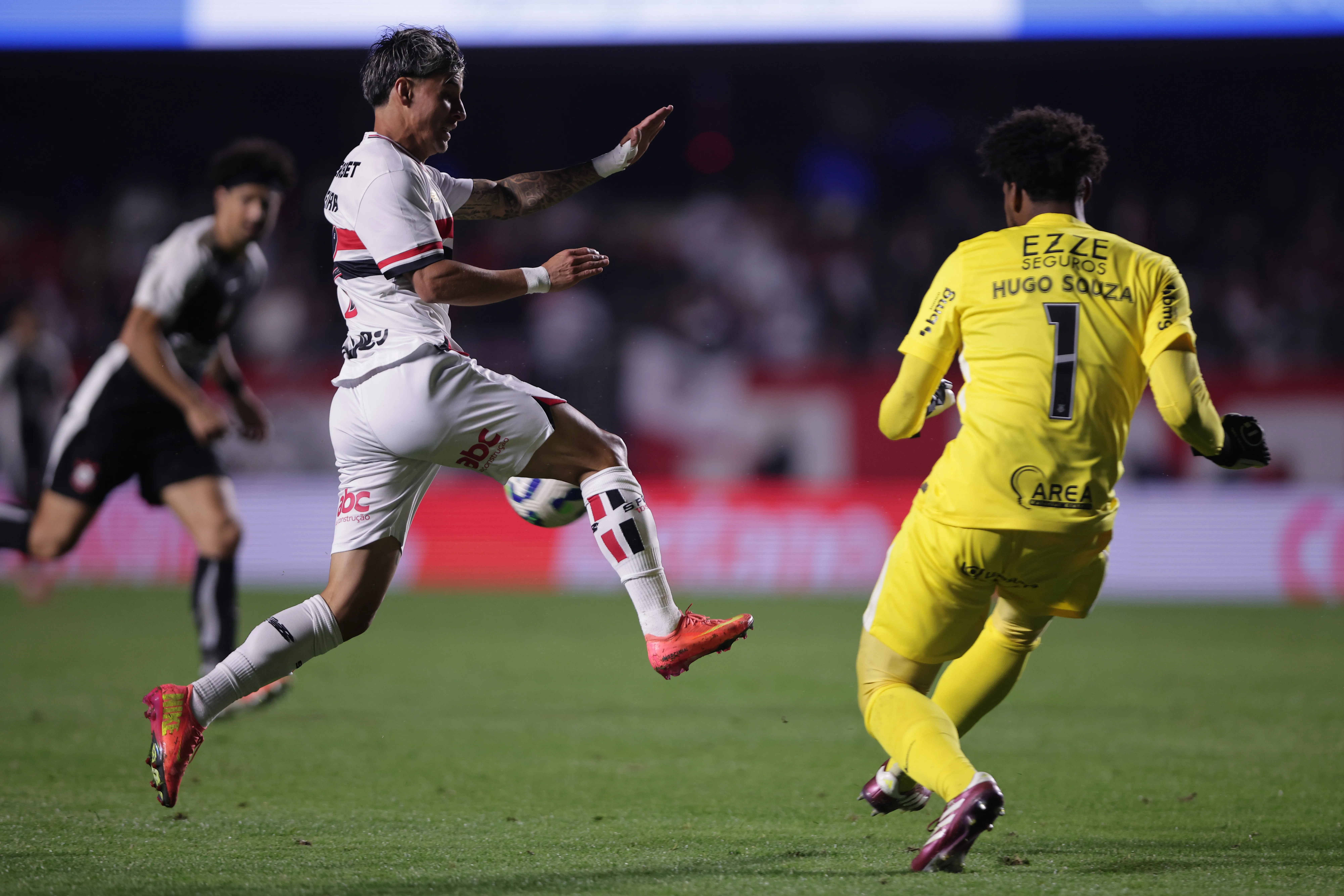 Ferreira jogador do Sao Paulo disputa lance com Hugo Souza jogador do Corinthians durante partida no estadio Morumbi pelo campeonato Brasileiro A 2025. Foto: Ettore Chiereguini/AGIF