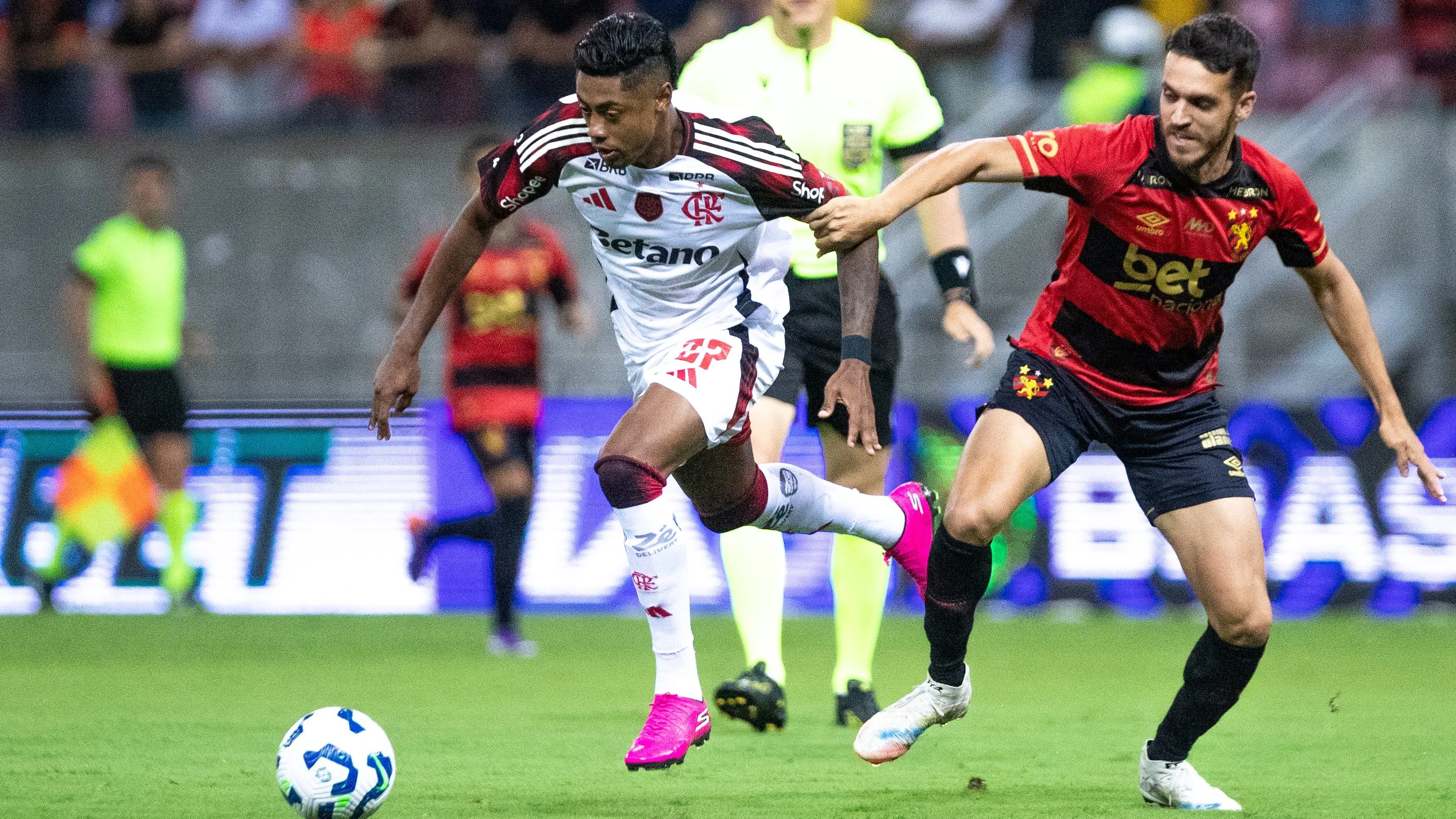 Bruno Henrique em partida contra o Sport. Foto: Rafael Vieira/AGIF