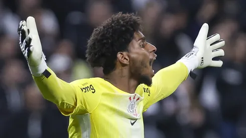 Hugo Souza, goleiro do Corinthians em partida pelo campeonato brasileiro (Foto: Ricardo Moreira/Getty Images)