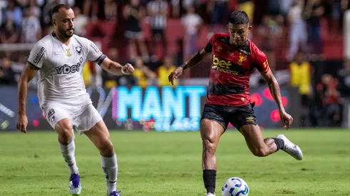 Igor Cariús jogador do Sport disputa lance com Arthur Cabral jogador do Botafogo - Foto: Rafael Vieira/AGIF