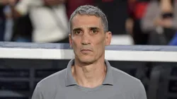 Juan Pablo Vojvoda tecnico do Santos durante partida contra o Flamengo no estadio Maracana pelo campeonato Brasileiro A 2025. Foto: Thiago Ribeiro/AGIF