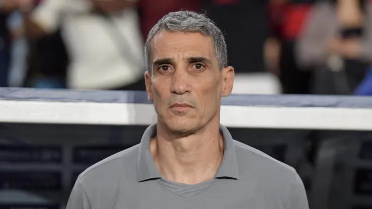 Juan Pablo Vojvoda tecnico do Santos durante partida contra o Flamengo no estadio Maracana pelo campeonato Brasileiro A 2025. Foto: Thiago Ribeiro/AGIF