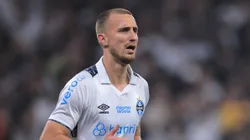 Rodrigo Ely em partida com a camisa do Grêmio