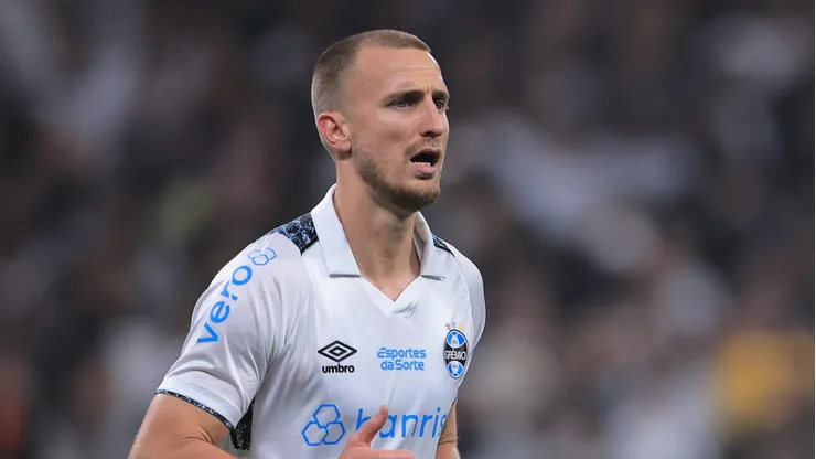 Rodrigo Ely em partida com a camisa do Grêmio