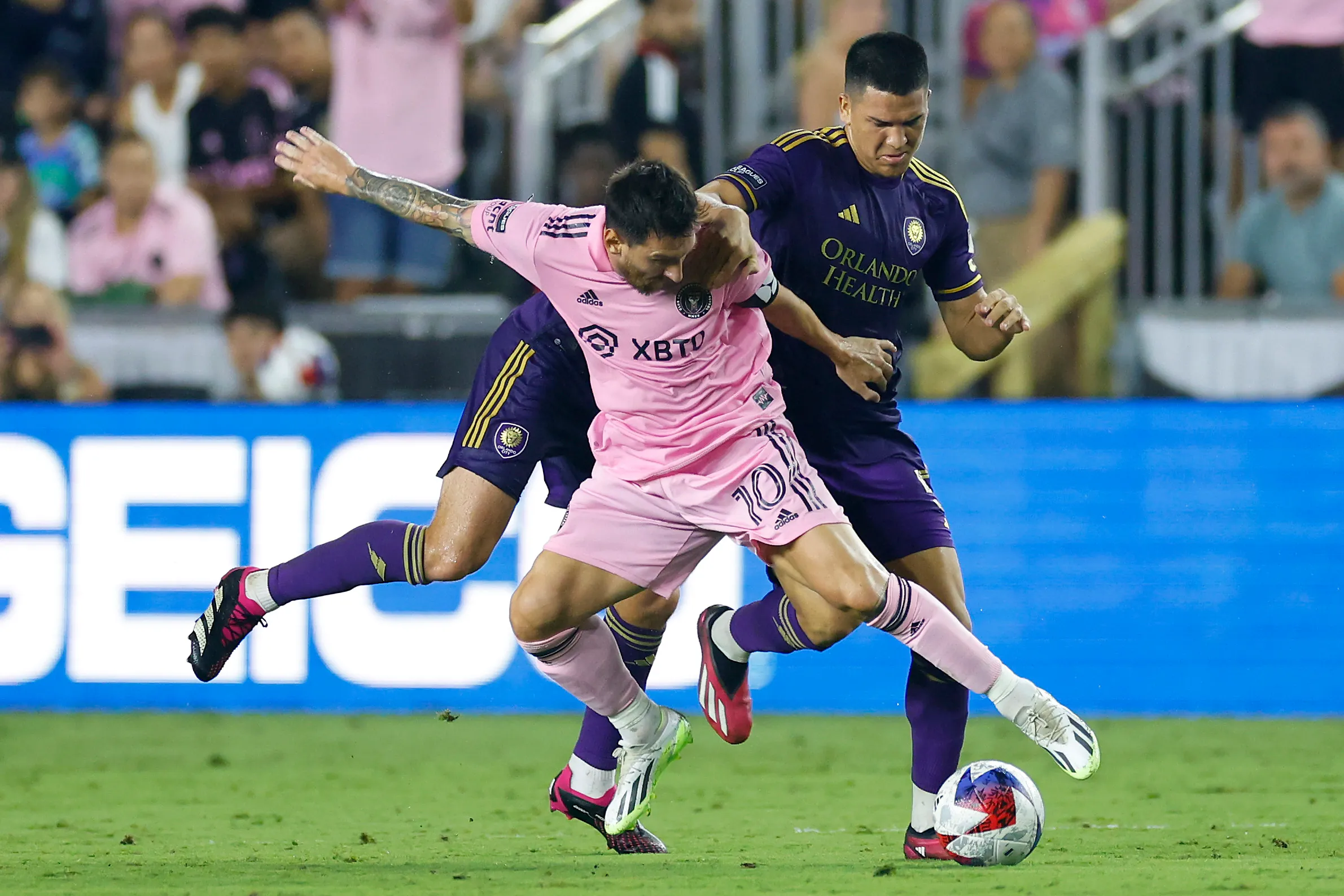 César Araújo em lance contra Lionel Messi em confronto pela Major League Soccer, nos EUA – Foto: Mike Ehrmann/Getty Images